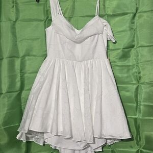 Elegant White Sleeveless Dress